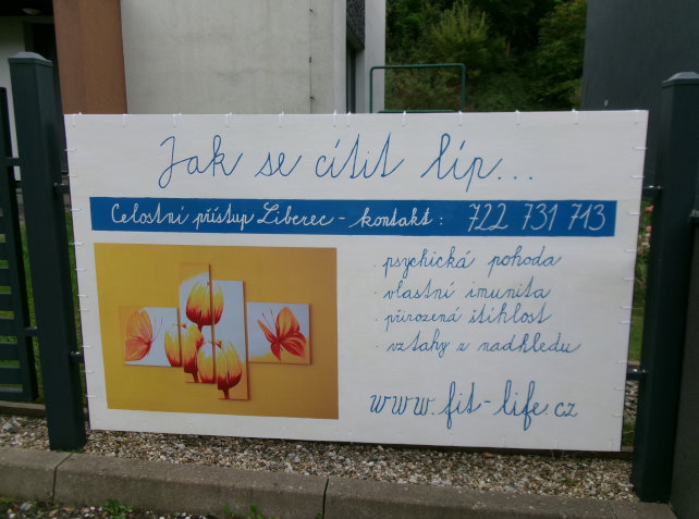 Kontakt na ceduli na plote pred vstupem do poradny v Liberci.jpg
